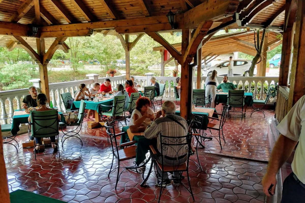 Restoran Filipovic Hotel Nova Varos Luaran gambar