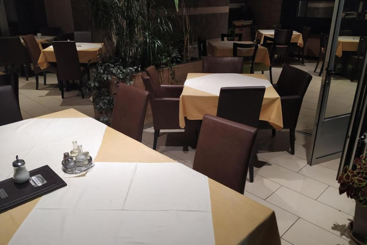 Restoran Filipovic Hotel Nova Varos Luaran gambar