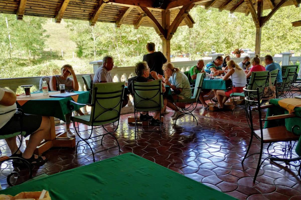 Restoran Filipovic Hotel Nova Varos Luaran gambar