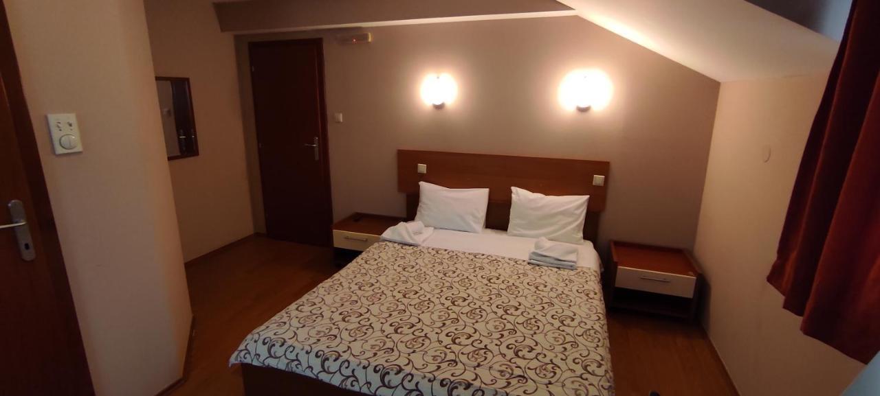 Restoran Filipovic Hotel Nova Varos Luaran gambar