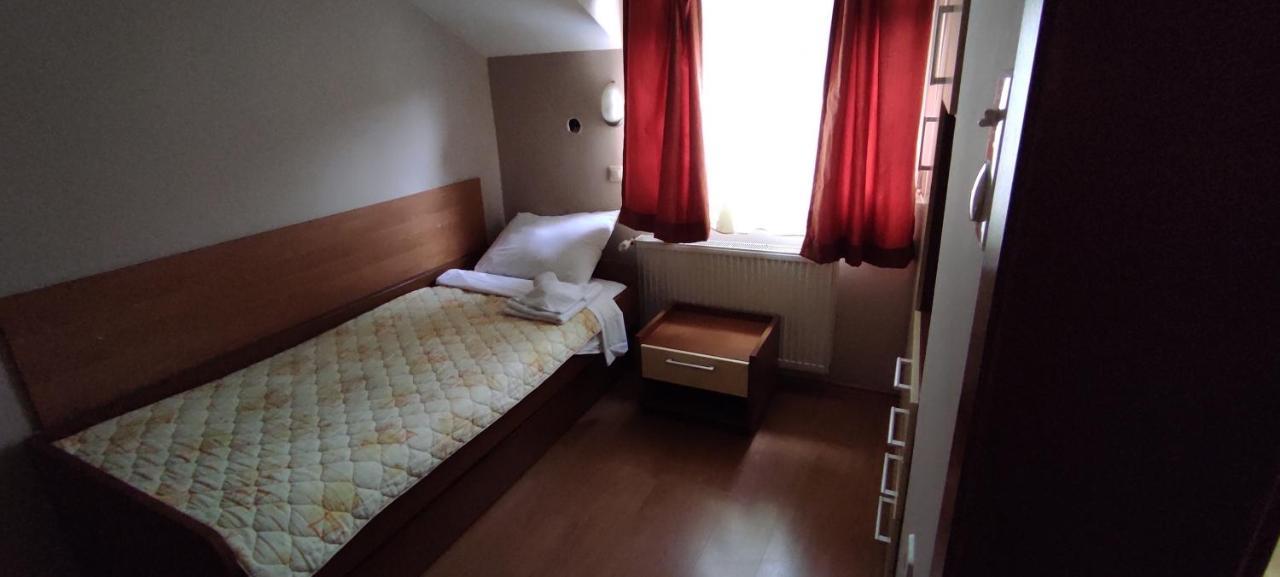Restoran Filipovic Hotel Nova Varos Luaran gambar